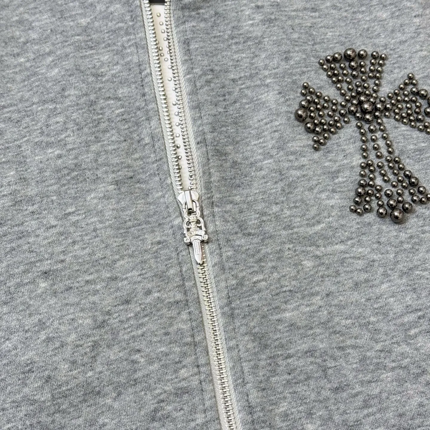 P340 Chrome Heart Cross Steel Cannon Bead Hooded Jacket ChromeHearts counter same style Hat thousands of needles embroidered letters Original custom hardware zippers The details are restored in place Very textured on the handle Three-dimensional and atmospheric Versatile and easy to wear in autumn Simple and elegant Adopt the os version The upper body effect is very good Suitable for all body types Soft and comfortable Back panel CH Sanskrit embroidered letters ➕ Back panel Horseshoe Cross Cannon Beads Pocket CH Steel Beads for finishing touches Machine washable, does not fade, does not deform Complete accessories, original mold opening, perfect restoration of zp 2:1, same style for men and women, versatile and not picky, size s m l xl color black gray